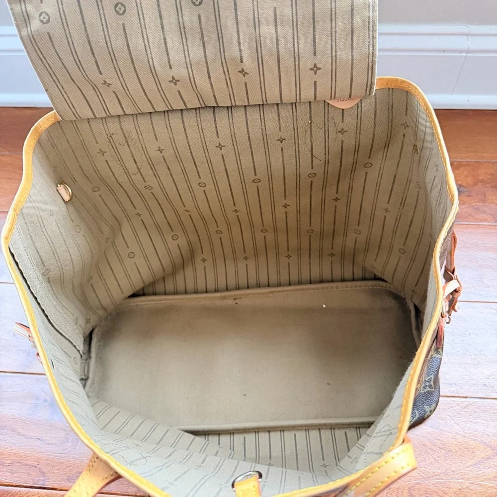 Women’s Tote - Picture 6 of 9